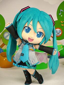 画像ギャラリー No.015のサムネイル画像 / 「Project mirai 2」の魅力を伝える「ミクダヨーといっしょダヨー」の撮影現場をレポート。川上ジュリアさんも,ミクダヨーの愛らしさにメロメロ