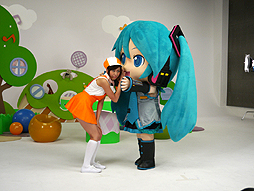 画像ギャラリー No.019のサムネイル画像 / 「Project mirai 2」の魅力を伝える「ミクダヨーといっしょダヨー」の撮影現場をレポート。川上ジュリアさんも,ミクダヨーの愛らしさにメロメロ