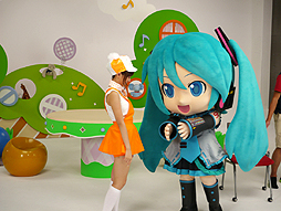 画像ギャラリー No.021のサムネイル画像 / 「Project mirai 2」の魅力を伝える「ミクダヨーといっしょダヨー」の撮影現場をレポート。川上ジュリアさんも,ミクダヨーの愛らしさにメロメロ