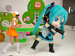 画像ギャラリー No.022のサムネイル画像 / 「Project mirai 2」の魅力を伝える「ミクダヨーといっしょダヨー」の撮影現場をレポート。川上ジュリアさんも,ミクダヨーの愛らしさにメロメロ
