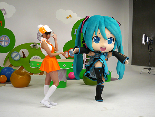 画像ギャラリー No.023のサムネイル画像 / 「Project mirai 2」の魅力を伝える「ミクダヨーといっしょダヨー」の撮影現場をレポート。川上ジュリアさんも,ミクダヨーの愛らしさにメロメロ