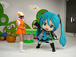画像ギャラリー No.026のサムネイル画像 / 「Project mirai 2」の魅力を伝える「ミクダヨーといっしょダヨー」の撮影現場をレポート。川上ジュリアさんも,ミクダヨーの愛らしさにメロメロ