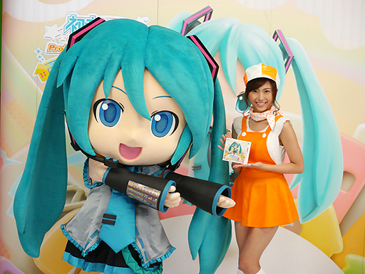 画像ギャラリー No.029のサムネイル画像 / 「Project mirai 2」の魅力を伝える「ミクダヨーといっしょダヨー」の撮影現場をレポート。川上ジュリアさんも,ミクダヨーの愛らしさにメロメロ