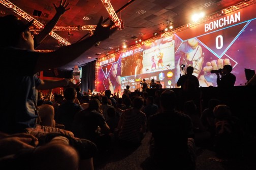 画像ギャラリー No.015のサムネイル画像 / ［EVO2014］全世界が注目した決勝戦。「BBCP」優勝・ガリレオ選手と「ウルIV」優勝・Louffy選手へのインタビューを，最終日のリザルトと共にお届け