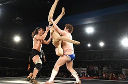 画像ギャラリー No.061のサムネイル画像 / 「リング☆ドリーム〜女子プロレス大戦〜」とDDTプロレスのコラボ興行は大盛況のうちに終了。次回開催にも期待大