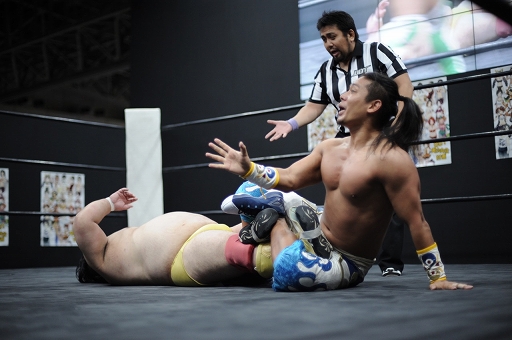 画像ギャラリー No.009のサムネイル画像 / ［TGS 2016］4Gamer×DDTプロレス×リングドリーム興行「愛は相よりいでて 2.5」フォトレポート。「DDT美少女化計画」の美少女化権は“美熟女”チェリー選手の手に