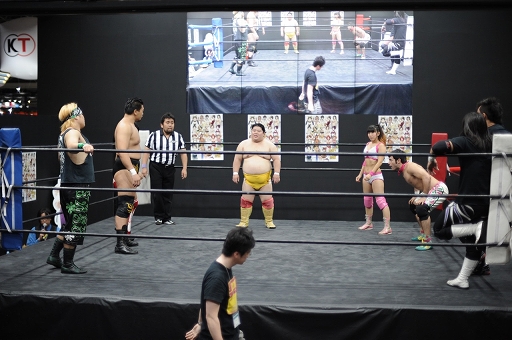 画像ギャラリー No.023のサムネイル画像 / ［TGS 2016］4Gamer×DDTプロレス×リングドリーム興行「愛は相よりいでて 2.5」フォトレポート。「DDT美少女化計画」の美少女化権は“美熟女”チェリー選手の手に