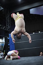 画像ギャラリー No.033のサムネイル画像 / ［TGS 2016］4Gamer×DDTプロレス×リングドリーム興行「愛は相よりいでて 2.5」フォトレポート。「DDT美少女化計画」の美少女化権は“美熟女”チェリー選手の手に
