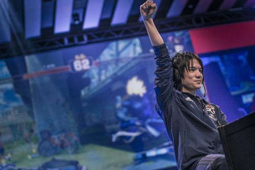 画像ギャラリー No.006のサムネイル画像 / ゲーム大会「Red Bull 5G 2014」,4対1で西代表チームが優勝