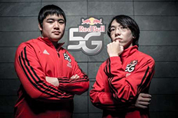 画像ギャラリー No.009のサムネイル画像 / ゲーム大会「Red Bull 5G 2014」,4対1で西代表チームが優勝