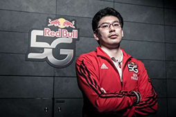 画像ギャラリー No.011のサムネイル画像 / ゲーム大会「Red Bull 5G 2014」,4対1で西代表チームが優勝