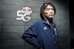 画像ギャラリー No.012のサムネイル画像 / ゲーム大会「Red Bull 5G 2014」,4対1で西代表チームが優勝