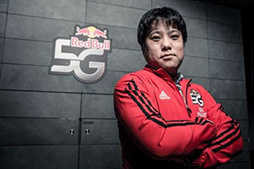 画像ギャラリー No.015のサムネイル画像 / ゲーム大会「Red Bull 5G 2014」,4対1で西代表チームが優勝