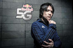 画像ギャラリー No.016のサムネイル画像 / ゲーム大会「Red Bull 5G 2014」,4対1で西代表チームが優勝