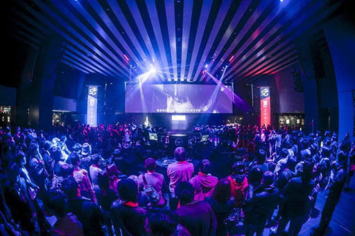 画像ギャラリー No.017のサムネイル画像 / ゲーム大会「Red Bull 5G 2014」,4対1で西代表チームが優勝