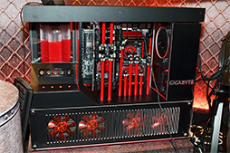 画像ギャラリー No.009のサムネイル画像 / ［COMPUTEX］巨大液冷ユニットとGTX 780 Tiカード3枚のセットで30万円!? 前代未聞のシステムがGIGABYTEから登場