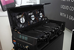 画像ギャラリー No.011のサムネイル画像 / ［COMPUTEX］巨大液冷ユニットとGTX 780 Tiカード3枚のセットで30万円!? 前代未聞のシステムがGIGABYTEから登場