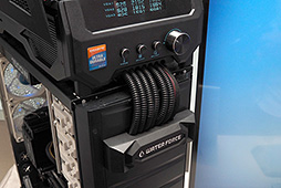 画像ギャラリー No.012のサムネイル画像 / ［COMPUTEX］巨大液冷ユニットとGTX 780 Tiカード3枚のセットで30万円!? 前代未聞のシステムがGIGABYTEから登場