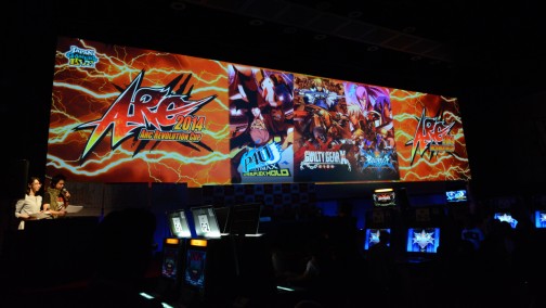 画像ギャラリー No.001のサムネイル画像 / 同キャラ戦,初出場初優勝,そして悲願のリベンジ達成。「P4U2」「GGXrd」「BBCP」で新たなドラマが紡がれた「あーくれぼ2014」フォトレポート