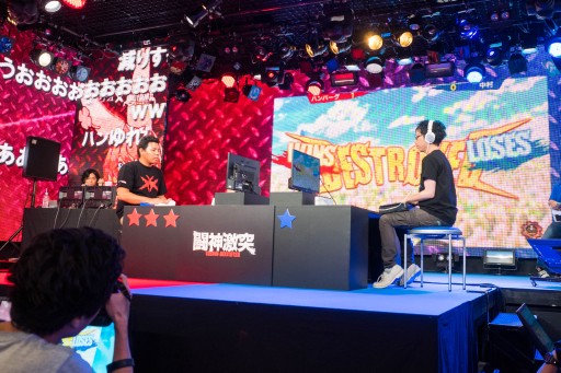 画像ギャラリー No.036のサムネイル画像 / 小川vs.ウメハラの夢の対決が「GUILTY GEAR Xrd」でついに実現。闘神達のプライドを賭けた戦いが数々の名勝負を生んだ「闘神激突」フォトレポート