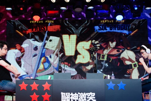 画像ギャラリー No.049のサムネイル画像 / 小川vs.ウメハラの夢の対決が「GUILTY GEAR Xrd」でついに実現。闘神達のプライドを賭けた戦いが数々の名勝負を生んだ「闘神激突」フォトレポート