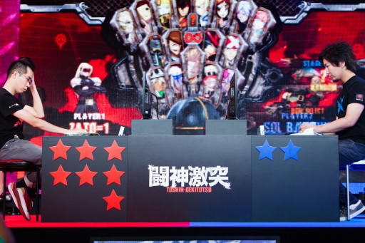 画像ギャラリー No.064のサムネイル画像 / 小川vs.ウメハラの夢の対決が「GUILTY GEAR Xrd」でついに実現。闘神達のプライドを賭けた戦いが数々の名勝負を生んだ「闘神激突」フォトレポート