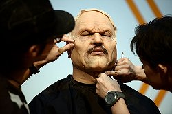 画像ギャラリー No.007のサムネイル画像 / ［TGS 2013］三島平八ならぬ原田平八が爆誕!? 鉄拳プロジェクトディレクター原田氏が鉄拳キャラに変身した「鉄拳 特殊メイクでなりきり！究極再現」イベントレポート