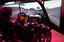 画像ギャラリー No.013のサムネイル画像 / ［E3 2014］UbisoftのMMOレース「The Crew」を，3画面とお値段360万円也の最新3DOF可動筐体で体験してきた