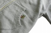 画像ギャラリー No.008のサムネイル画像 / 「マリオブラザース」と「ゼルダの伝説」のパーカーが登場。カセットのピンバッジも