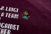 画像ギャラリー No.026のサムネイル画像 / 「マリオブラザース」と「ゼルダの伝説」のパーカーが登場。カセットのピンバッジも