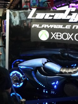 画像ギャラリー No.001のサムネイル画像 / ［PAX 2013］ハイテクバイクが相棒を引きずりながら大爆走。Xbox Oneローンチの「LocoCycle」は，北米では19.99ドルでダウンロード販売