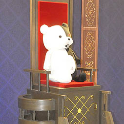 画像ギャラリー No.002のサムネイル画像 / 学級裁判が秋葉原で開廷？　立体化された学級裁判セットの展示やグッズの先行販売も行われている「ダンガンロンパ展」の様子をレポート