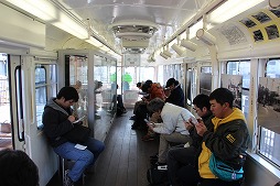 画像ギャラリー No.003のサムネイル画像 / 「A列車で行こう3D」の体験イベントが「都電おもいで広場」にて開催。路面電車の旧車両内で鉄道経営シムをプレイするという，一風変わった会場の模様をレポート
