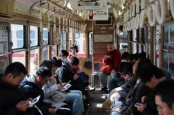 画像ギャラリー No.004のサムネイル画像 / 「A列車で行こう3D」の体験イベントが「都電おもいで広場」にて開催。路面電車の旧車両内で鉄道経営シムをプレイするという，一風変わった会場の模様をレポート