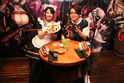 画像ギャラリー No.021のサムネイル画像 / 8月2日まで「チェンクロ酒場」が装いやメニューを新たに秋葉原で営業中。緑川 光さんや鈴木 咲さんが駆けつけたメディア向け試食会をレポート