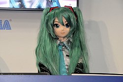画像ギャラリー No.011のサムネイル画像 / ［TGS 2013］「初音ミク Project mirai 2」＆「初音ミク -Project DIVA- F 2nd」の開発者が溢れんばかりの“愛”を語ったステージイベントをレポート