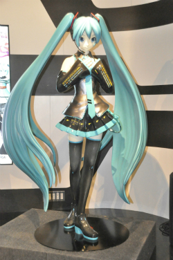 画像ギャラリー No.021のサムネイル画像 / 「初音ミク -Project DIVA- F 2nd」と東京ジョイポリスのコラボイベントが本日開催。限定コンテンツ満載の「初音ミク -DAIBA de DIVA- F 2nd」をレポート