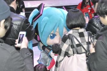 画像ギャラリー No.023のサムネイル画像 / 「初音ミク -Project DIVA- F 2nd」と東京ジョイポリスのコラボイベントが本日開催。限定コンテンツ満載の「初音ミク -DAIBA de DIVA- F 2nd」をレポート