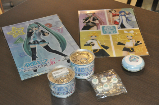 画像ギャラリー No.036のサムネイル画像 / 「初音ミク -Project DIVA- F 2nd」と東京ジョイポリスのコラボイベントが本日開催。限定コンテンツ満載の「初音ミク -DAIBA de DIVA- F 2nd」をレポート