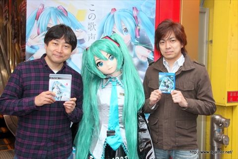 画像ギャラリー No.005のサムネイル画像 / 「初音ミク -Project DIVA- F 2nd」の発売記念店頭抽選会で実施された,林 誠司プロデューサーと大坪鉄弥ディレクターへの合同インタビューを掲載