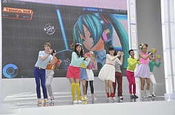 画像ギャラリー No.002のサムネイル画像 / 「初音ミク -Project DIVA- F 2nd」のCM撮影現場をレポート。世界各国から集結したミクファンが「DECORATOR」をプレイしながら踊る