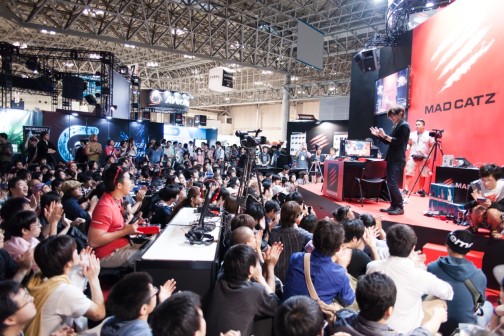 画像ギャラリー No.002のサムネイル画像 / TGS 2014の「ウルIV」エキシビションマッチ会場で,杉山P&綾野APに新エディション「OMEGA」について聞いてみた