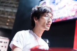 画像ギャラリー No.003のサムネイル画像 / TGS 2014の「ウルIV」エキシビションマッチ会場で,杉山P&綾野APに新エディション「OMEGA」について聞いてみた