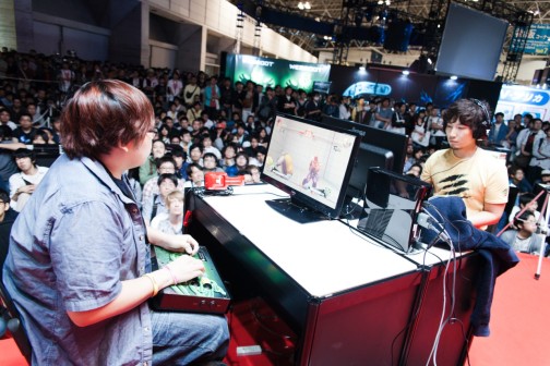 画像ギャラリー No.007のサムネイル画像 / TGS 2014の「ウルIV」エキシビションマッチ会場で,杉山P&綾野APに新エディション「OMEGA」について聞いてみた