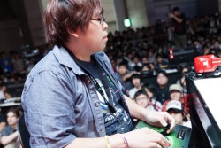 画像ギャラリー No.008のサムネイル画像 / TGS 2014の「ウルIV」エキシビションマッチ会場で,杉山P&綾野APに新エディション「OMEGA」について聞いてみた