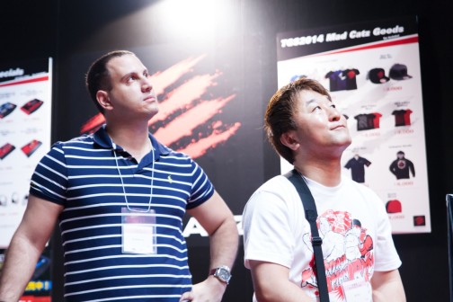 画像ギャラリー No.010のサムネイル画像 / TGS 2014の「ウルIV」エキシビションマッチ会場で,杉山P&綾野APに新エディション「OMEGA」について聞いてみた