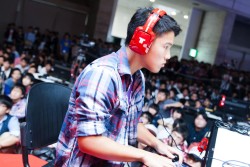 画像ギャラリー No.012のサムネイル画像 / TGS 2014の「ウルIV」エキシビションマッチ会場で,杉山P&綾野APに新エディション「OMEGA」について聞いてみた