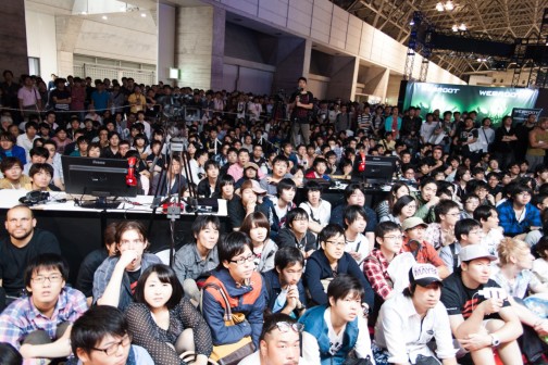 画像ギャラリー No.020のサムネイル画像 / TGS 2014の「ウルIV」エキシビションマッチ会場で,杉山P&綾野APに新エディション「OMEGA」について聞いてみた
