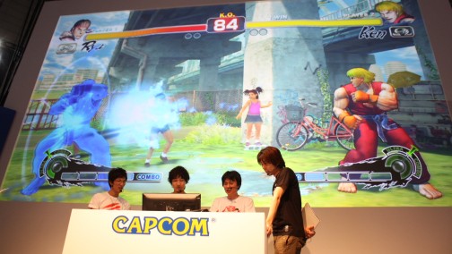 画像ギャラリー No.024のサムネイル画像 / TGS 2014の「ウルIV」エキシビションマッチ会場で,杉山P&綾野APに新エディション「OMEGA」について聞いてみた