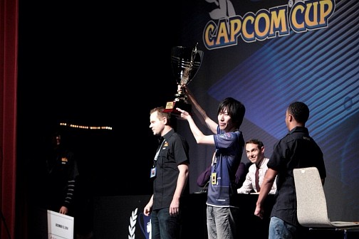 画像ギャラリー No.097のサムネイル画像 / 「ウルトラストリートファイターIV」公式世界大会「Capcom Cup Finals」現地レポートまとめ。頂点を極める戦いの模様を産地直送でお届け